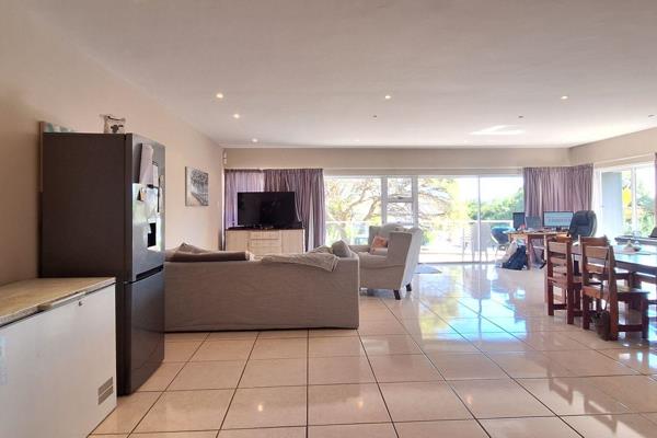 This is a lovely apartment in a very quiet street in Myburgh Park 

The apartment offers two bedrooms and two and a half bathroom. ...