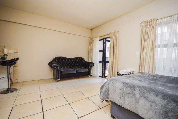 On Auction 13 November 2024 - Spacious apartment available!

Rental Potential: 
R 5,200 ...