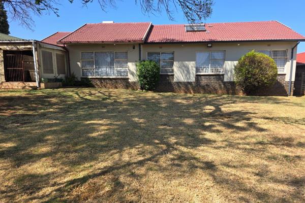 Spacious Three-Bedroom Home Near Roodepoort Engineering College

This well-established ...