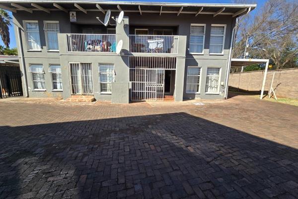 A cozy ground-floor unit located in Florida (Roodepoort), near the Florida Spar and ...