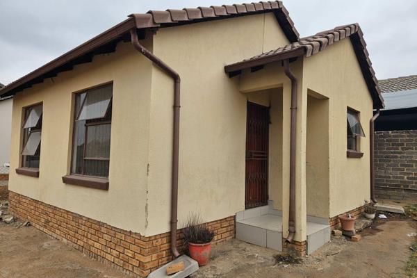 This two-bedroom, one-bathroom house is situated in a 24-hour secure complex, ensuring a safe and comfortable living environment. The ...