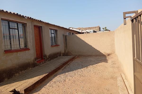 This SOWETO old style property offers 2 bedrooms, toilet, bath, kitchen and a lounge, and a pick yard

