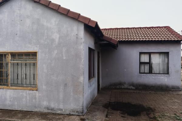 This is a 2 bedroom boots house in Ga-Rankuwa zone 7,with a kitchen, dining room and bathroom. The yard is secured with a wall and ...