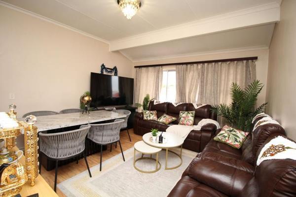 Come and explore all the benefits this beautiful apartment offers:

Tiled entrance.
Kitchen with ample built-in cupboards, oven ...