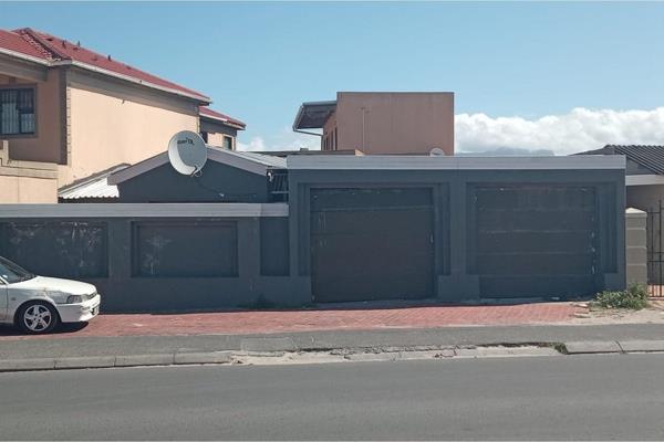 This home is for immediate sale in Gugulethu.
The home has the following to offer:
3 bedrooms in the main house with tiled floors.
Full ...