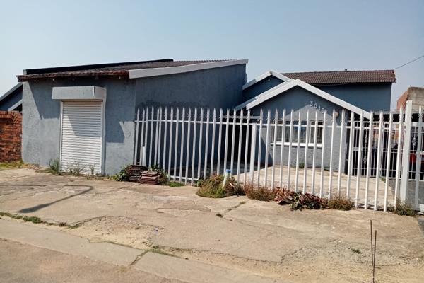 This spacious 4 bedroom, 2 bathroom home with 2 bedroom and one bathroom outbuilding,  situated in the Lenasia South is perfect for a ...