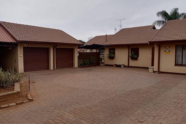 This property in Ekklesia on a large stand offers:

Main house:

- 3 bedrooms
- 2 Bathrooms (one en-suite)
- 3 Spacious living areas
- ...