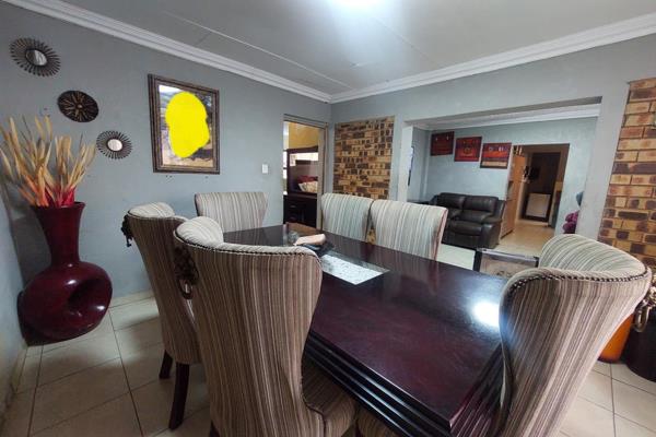 Located on the main road, close to a public clinic and public schools. 

The property offers 2 outside rooms that can generate an extra ...