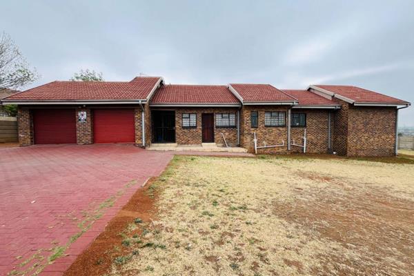 This neat 4-bedroom facebrick home offers modern comfort with minimal upkeep. Featuring a solar geyser for energy efficiency, elegant ...