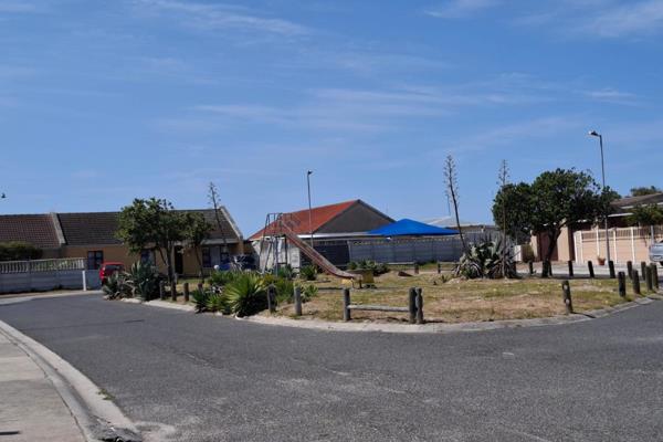 Nestled alongside the main house, this cozy cottage offers a peaceful retreat with the refreshing sea breeze of Old Strandfontein. 

1 ...