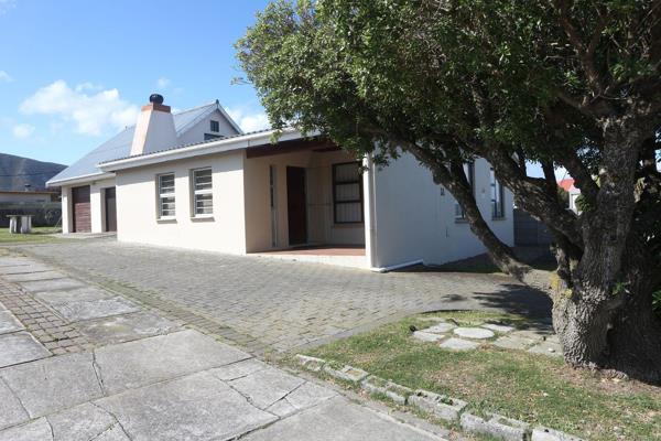 In a quiet part of Franskraal and close to the ocean you will find this golden oldie.
If ...