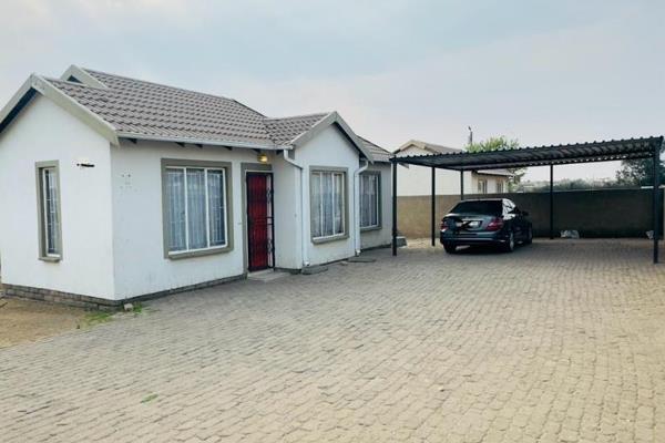 Rental | Exclusive mandate | klarinet | R5500 | 2 bedroom | bathroom | lounge | morden kitchen | carport | spacious yard with remote ...