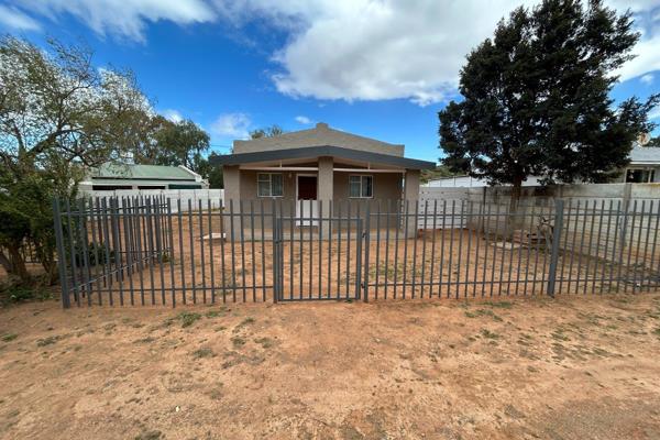 This cozy property is available to rent in Bonnievale. 
The property offers the following:
-Open plan living area and kitchen
-1 ...