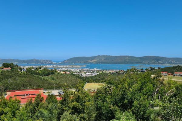 This 918m&#178; vacant plot in the prestigious Knysna Heights offers a rare opportunity ...