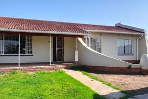 Here is a well secured and well maintained property for you to rent, perfect for a family unit. 

This is a three bedroom house with a ...