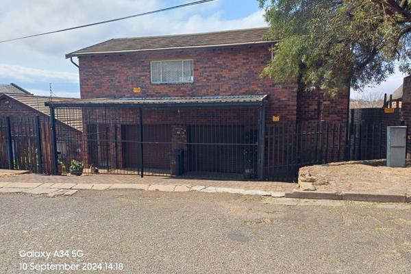 Stunning House with Flat for Rent in Kenmare,Krugersdorp
Available: 1 October 2024
Rent: R16,500 per month
Deposit: R16,500
Main House ...