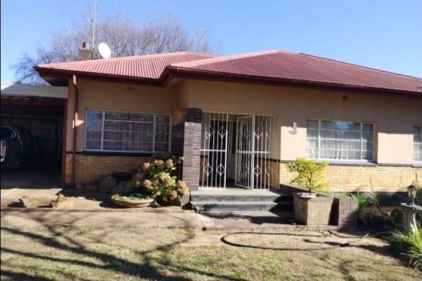 Position plus Potential
Double Stand
3 Bedroom House
2 Bathrooms 
2 Kitchens
Fire Place in Spacious Lounge/Dinning Room
Outside ...