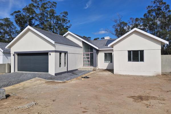 Stunning new home in ever growing Wedgewood Golf Estate, just about finished.
Consists of the following:

3 Bedrooms
2 Bathrooms ...