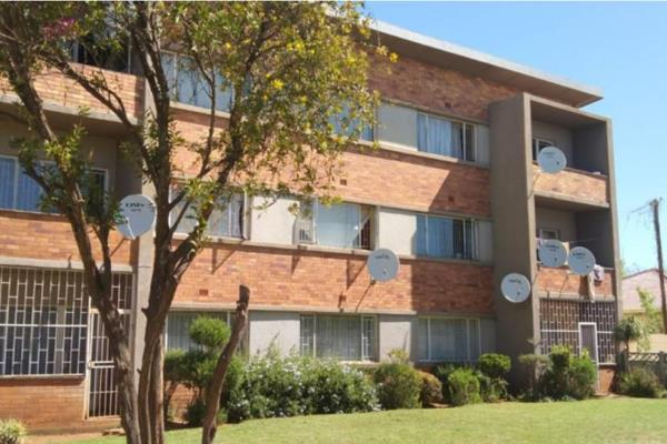 Two bedroom apartment available in Wilkoppies.

Small kitchen with built-in cupboards , stove and oven.
Living room / Dining ...