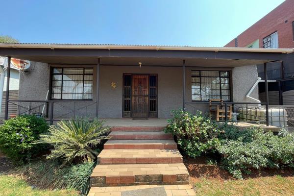 Ideally situated in Westdene, within walking distance from UJ stadium, Westdene dam ...