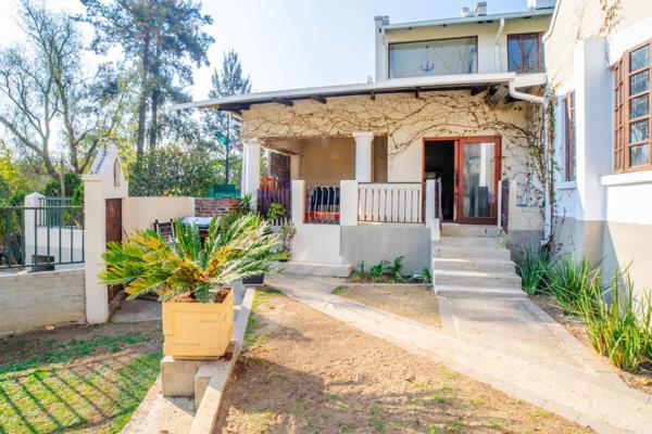 Nestled in the picturesque heart of Chartwell, this charming residence offers a unique blend of country-style living while being ...