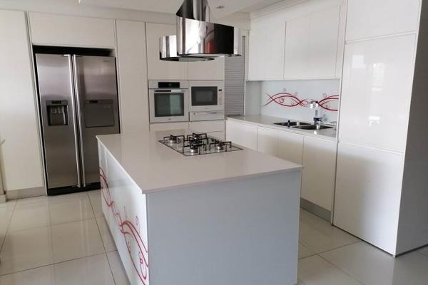 Bright and spacious fully furnished 3 bedroom 3 bathroom (main en suite) penthouse apartment at Katherine Quay.

Open plan kitchen ...