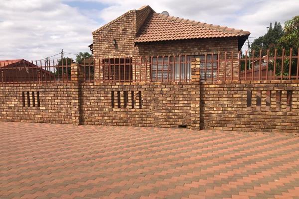 A 3 bedroom house with en-suite, 1 living area, 2 bathroom, fitted kitchen, floor tile, walled fence, pavement, single garage, wendy ...