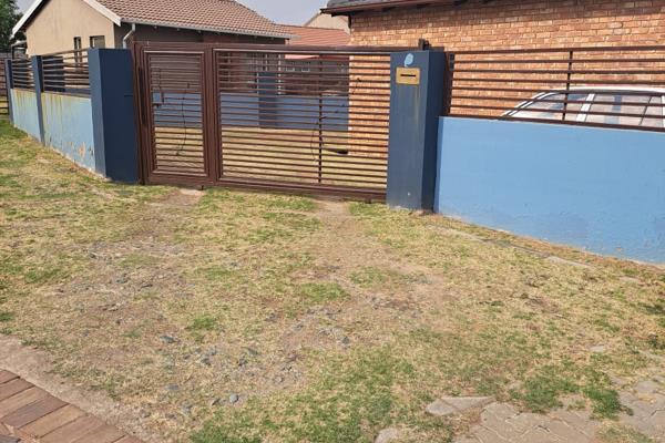 3 bedroom House
Main bedroom with ensuit and caboards 
1 toilet with shower 
Open plan kitchen(cabinets and stove) leading to a ...