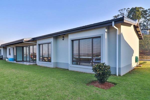 This Large unit at Protea gardens is modern and stylish and is ready to move in.  

3 spacious Bedrooms, 2 bathrooms (Main en-suite) ...