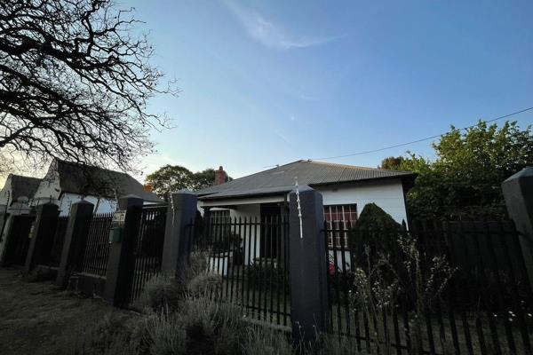 3 bedroom house well located in the East of Sunnyisde, quite and safe side. Walking distance to Loftus Park, Loftus  Stadium and ...