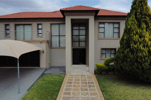 This 5-bedroom double storey house is located in the very sought after Royal Palm Estate.  With excellent security and ample space ...