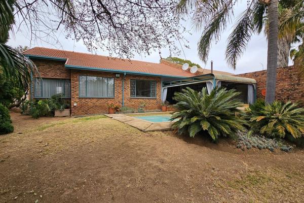 Discover this charming 3-bedroom home nestled in the tranquil suburb of Rooihuiskraal, Centurion. Enjoy the convenience of nearby ...