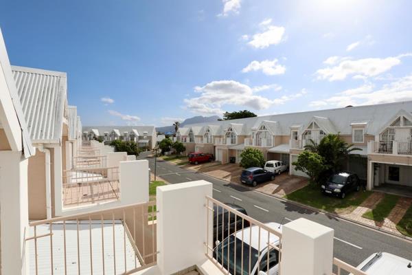 Exclusive Sole Mandate 

This convenient and compact, double story townhouse located in Savanna Mews, provides the perfect opportunity ...