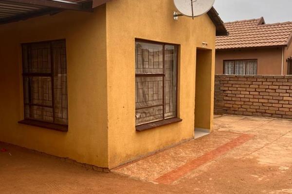 2 Bedroom House to Rent in Soshanguve Vv, Ext 3.
This Beautiful 2 Bedroom House consist of the followings:
2 Bedroom with built-in ...