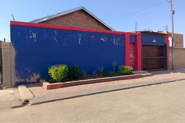 Charming and affordable 2-bedroom, 1-bathroom house situated in the heart of Soweto, perfect for family living or as an investment ...