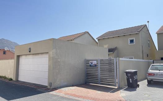 2 Bedroom House for sale in Muizenberg