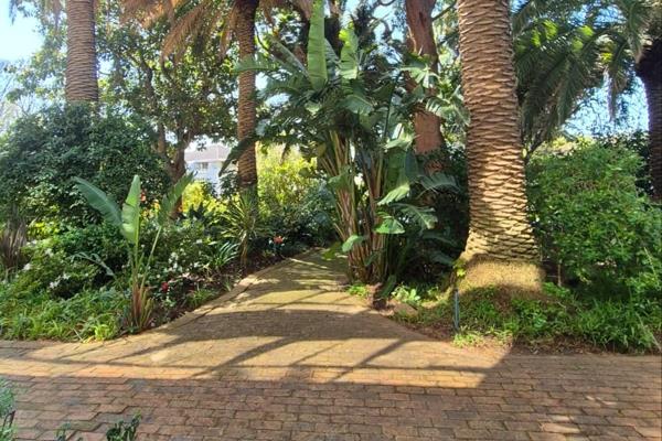 [Available from 1st October for Long Term]

This fully furnished 3-bedroom, 2-bathroom apartment in Kenilworth&#39;s Palm Grove block ...