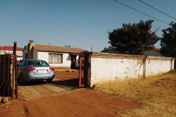 bargain, house for sale in Ga Rankua zone 4,the house offers two bedroom,kitchen,bathroom and one bathroom. the yard is big enough for ...