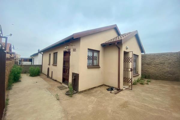 Selling price:R540 000
Location: Soshanguve block VV
ERF:110 sqm
Floor:50 sqm
3 ...