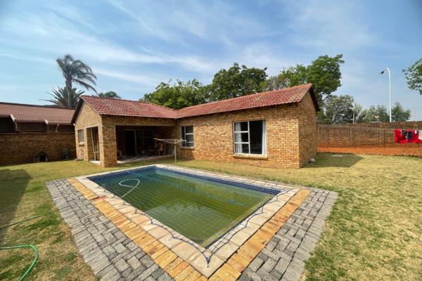 Property offers:
2 bedrooms 
1 bathroom 
Swimming pool 
Carport 
Entertainment area 


This property is located in kingfisher ...