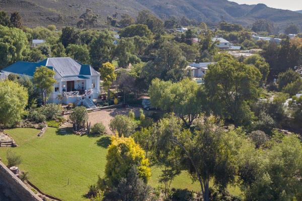 Discover this beautiful farmhouse situated on a generous erf of 3,747 m&#178; in the sought-after town of Barrydale, right next to the ...