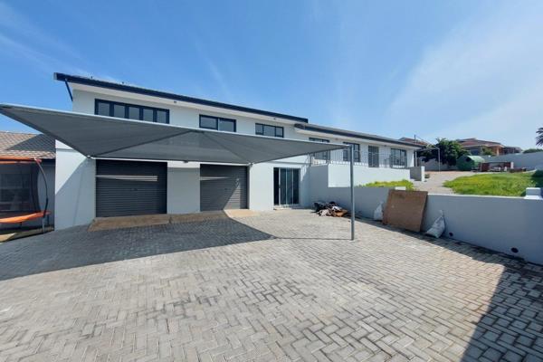 DUAL MANDATE
Enjoy the views from this beautifully renovated 514 m&#178; home that offers a wealth of possibilities. Enjoy stunning ...