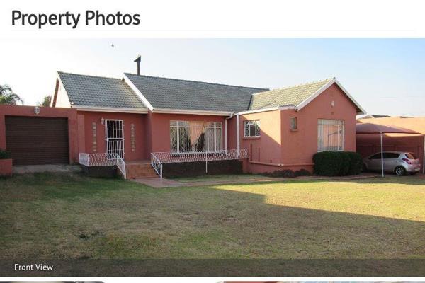 Beautiful home for sale at Roodepoort (Discovery) 
4 Bedrooms
2 Bathrooms of which 1 are En Suite
3 Living Rooms
Staff ...