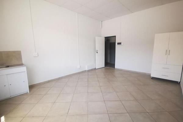 A Single room. Own Bathroom
Ideal for a student or Singleton
24hour security with a warm friendly lock and go environment.
Fully tiled ...