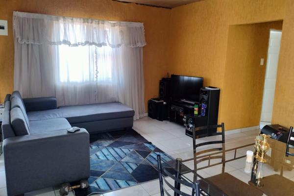 
1 beds (BIC), specious lounge /dinner , kitchen, bathroom , separate toilet fully walled

Electricity and water included