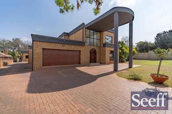 Two Stunning Homes on a Spacious 2020sqm Property Nestled in the secure, boomed area of Links view/Lakefield, Benoni.

This magnificent ...