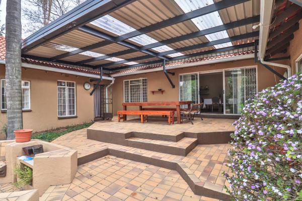 Family home in Ferndale EXT/Beverly Gardens border. Easy access to Bryanston, Sandton, N1. 
Property with a great potential – plenty ...