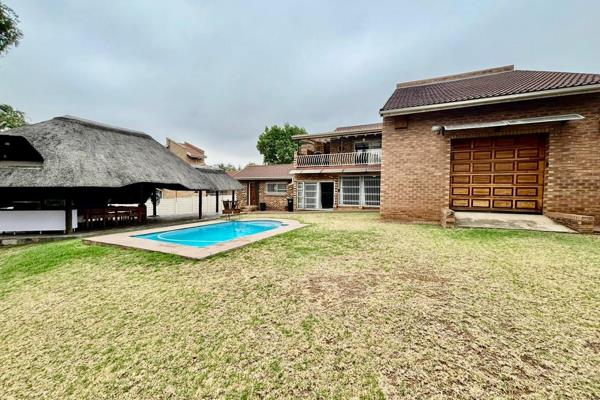 Family orientated  3 bedroom house for sale in a serene side of Vanderbijlpark SE3. Well maintained kitchen with a gas stove and oven ...