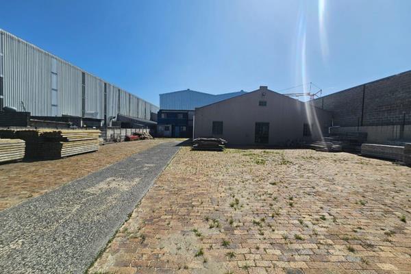 This 1000m&#178; erf with 300m&#178; under roof offers the ideal industrial space for ...