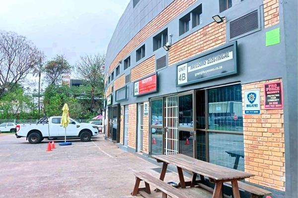 This versatile 422 sqm workshop in Pinetown is for sale, offering ample space for various operations. Located in a bustling hub, main ...